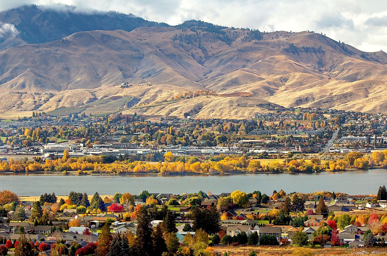 The town of Wenatchee, Washington with towering mountains in the backdrop.