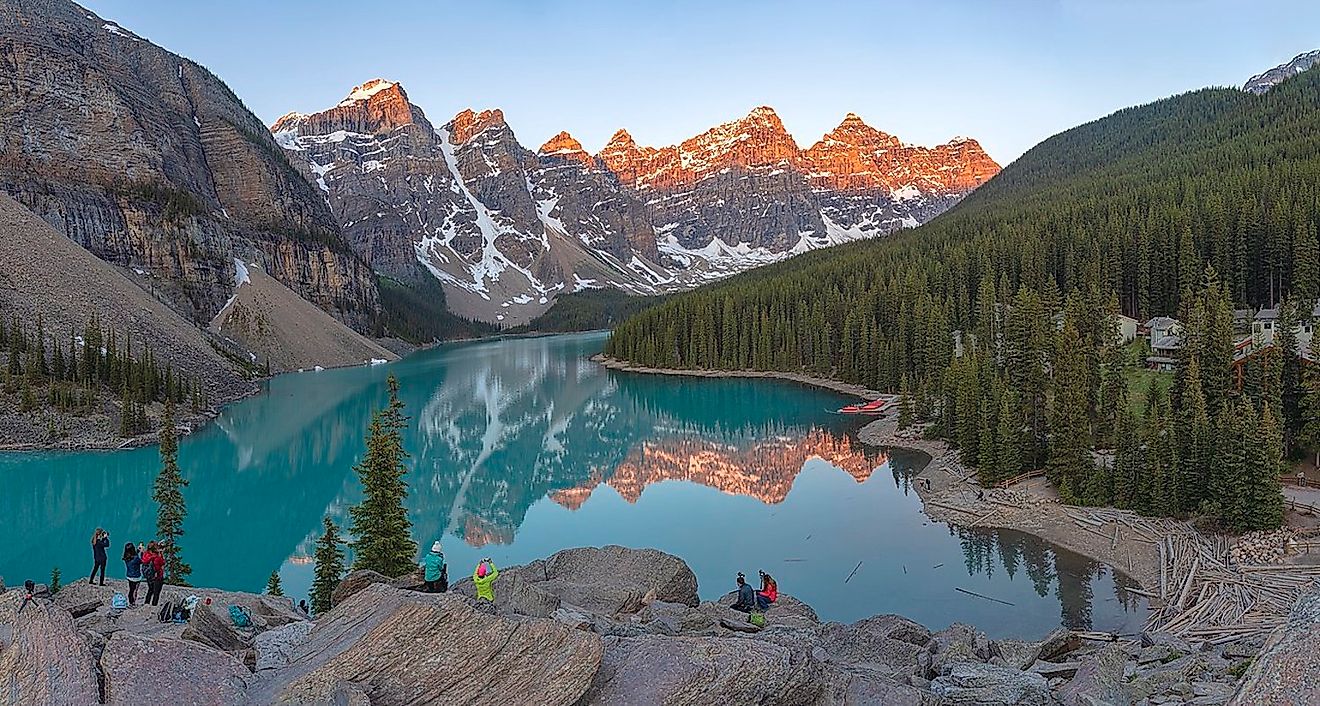 Tourists enjoying the spectacular sight of the Moraine Lake in Banff National Park. Image credit: Chensiyuan/Wikimedia.org