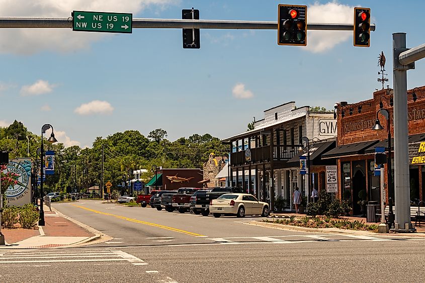 Street view in the town of Crystal River in Florida.