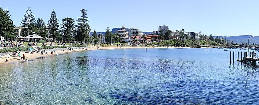 Wollongong Harbour, Cove Beach.