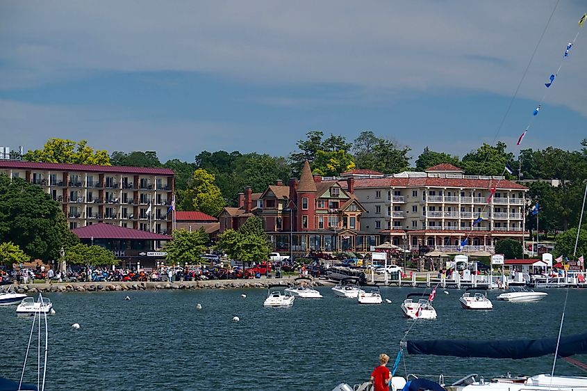 Waterfront hotels in the town of Lake Geneva, Wisconsin